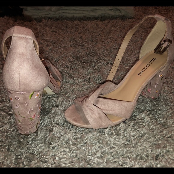 Embroidered heels - Picture 2 of 3